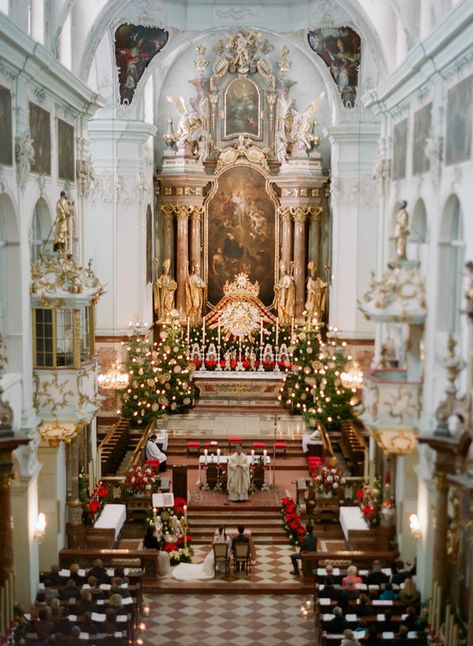 Christmas Chapel Wedding, Christmas Wedding Aesthetic, Christmas Wedding Venues, Russian Winter Wedding, Winter Wedding Decorations Elegant, Classy Christmas Wedding, Christmas Church Wedding, Xmas Wedding Ideas, Christmas Wedding Dress