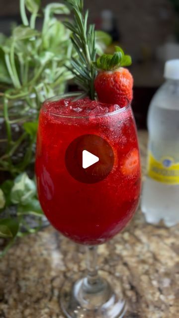 Tragos Fantásticos on Instagram: "Gin Tonic de fresa Ingredientes: -Hielo -Fresa -Gin -Agua tónica #gintonic #fresa #drink #bebidas #tragos #cocteles #cocteleria #coctel" Gin Tonic, Alcohol Drink Recipes, Gin And Tonic, Drink Recipes, Gin, Alcoholic Drinks, Drinks, On Instagram, Instagram