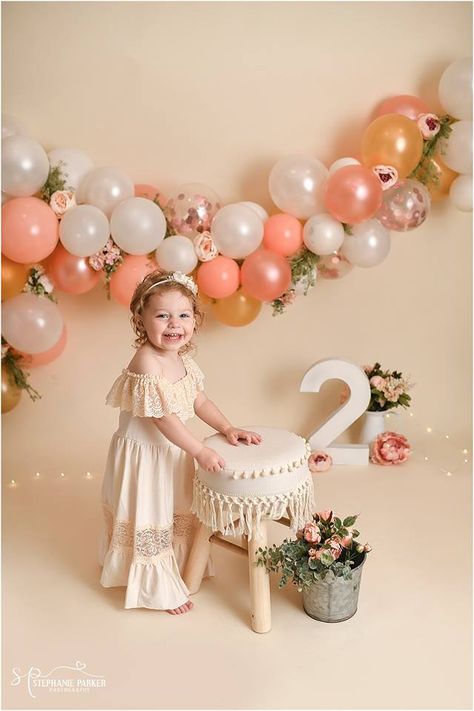 2nd Birthday Photo Shoot Ideas Studio, Birthday Zhest, 2nd Birthday Photo Shoot Ideas, 2nd Birthday Photoshoot, Fall Baby Pictures, 2nd Birthday Photos, Indoor Birthday, Baby Birthday Photoshoot