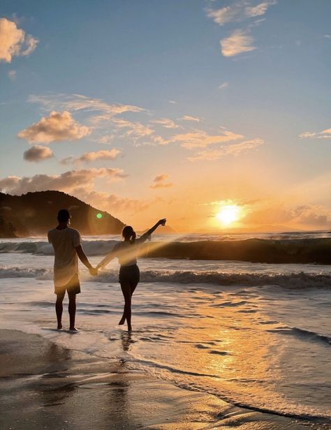 Engagement Photo Shoot Beach, Couples Beach Photography, Shooting Couple, Couple Beach Pictures, Couple Moments, Romantic Beach, Couple Picture Poses, Couple Photoshoot Poses, Photo Couple