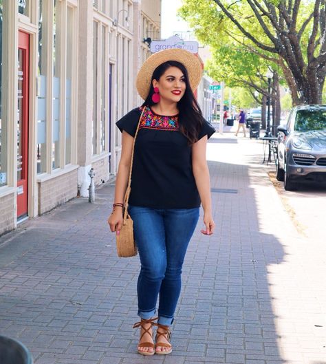 Amor A Mexico on Instagram: “Spring calls for cute smiles and vibrant colors 🌷 Tehuacán blouse available in sizes small-2XL 🛍” Mexican Blouse Outfit, Mexican Blouse, Mexican Embroidery, Urban Style, Blouse Outfit, Vibrant Colors, Size Small, Embroidery, My Style