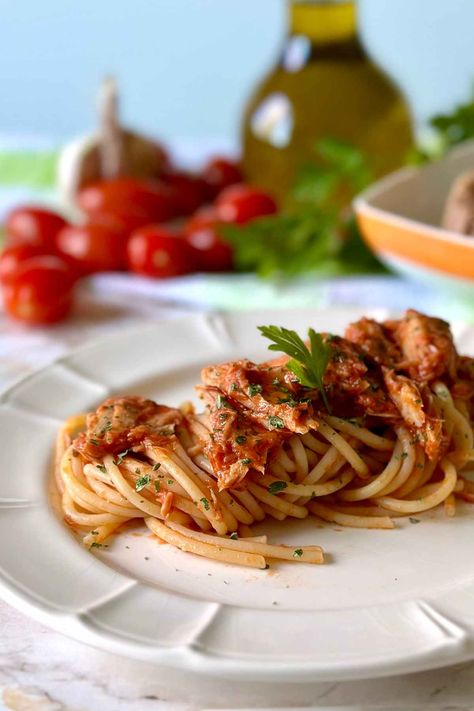 Easy Pasta with Tuna and Tomato Sauce - Recipes from Italy Tuna Sauce For Pasta, Spaghetti Photography, Tuna And Tomato, Pasta With Tuna, Italian Tuna, Recipes From Italy, Fresh Tomato Pasta, Tomato Pasta Recipe, Cooking Spaghetti