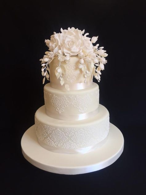 White Stenciled Wedding Cake, Purple Cake Pops, Cake With Roses, Christmas Wedding Cakes, Purple Cake, Pretty Wedding Cakes, Flower Cakes, Unique Wedding Cakes, Rose Cake