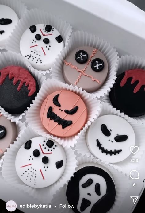 Halloween Decorated Oreos, Halloween Dipped Treats, Halloween Cake Pucks, Treat Ideas To Sell, Alfajores Halloween, Halloween Chocolate Covered Oreos, Halloween Cupcakes Ideas, Halloween Dip, Treat Making