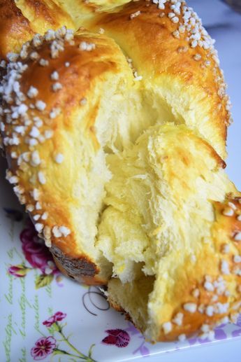 Brioche tressée à la mie filante Brioche Recipe, Brioche Bread, Cooking Homemade, Cooking Chef, Chiffon Cake, Bakery Bread, Cooking Recipe, Beignets, Cooking Kitchen