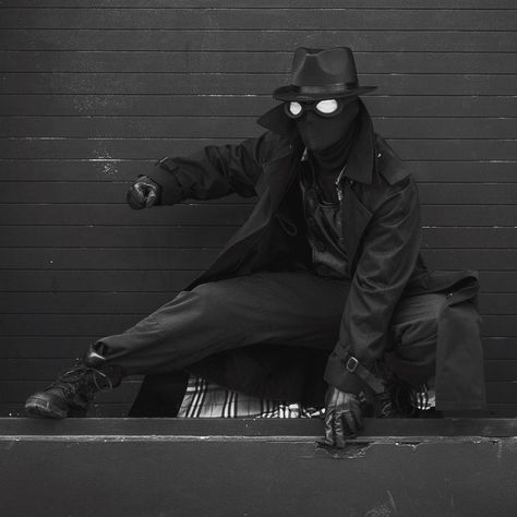 Noir Spiderman Cosplay, Spider Man Noir Costume Diy, All Black Motorcycle Outfit, Spider Noir Costume, Spider Man Noir Aesthetic, Spidernoir Cosplay, Spider Man Noir Cosplay, Spider Noir Unmasked, Noir Outfit Men