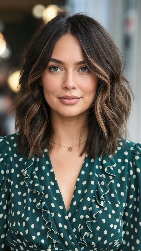 Mid Length Hair Dark With Highlights, Mid Length Low Maintenance Hair, Low Maintenance Mid Length Haircut, Wavy Lob Haircut Mid Length, Short Dark Hair With Highlights Balayage, Dark Shoulder Length Hair, Mid Length Dark Hair, Textured Lob Haircut Mid Length, Mid Length Lob