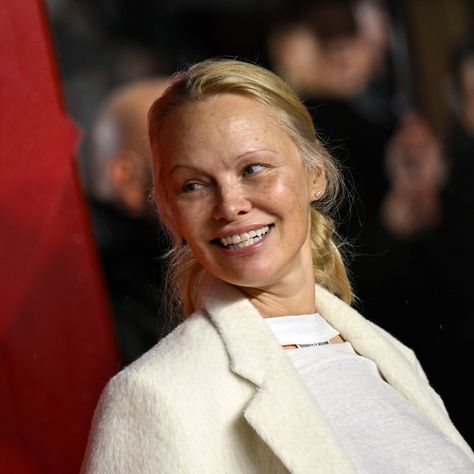 Pamela Anderson’s #1 Beauty Tip Is Simple But Genius Pamela Anderson No Makeup Look, Pamela Anderson Makeup, Sheer Outfit, Beauty And Skin Care, Beauty Background, Paris Look, Beauty Advice, No Makeup, Fresh Face