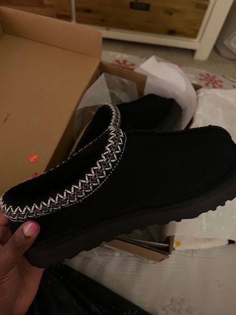 Black Tasman Uggs, Black Stuff, Pretty Sneakers, Shoes For School, Trendy Shoes Sneakers, Nike Fashion Shoes, Preppy Shoes, Pretty Shoes Sneakers, Black Uggs