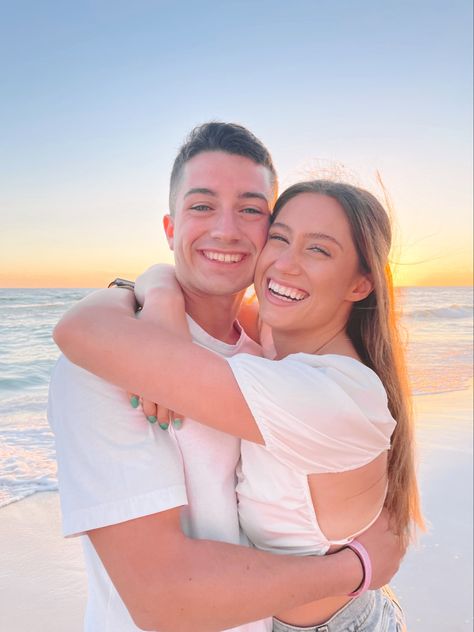 Engagement Photo Shoot Beach, Couple Senior Pictures, Beach Photo Shoot, Senior Photoshoot Poses, Couple Beach Pictures, Couple Beach Photos, Beach Photo Session, Beach Instagram Pictures, Summer Picture Poses