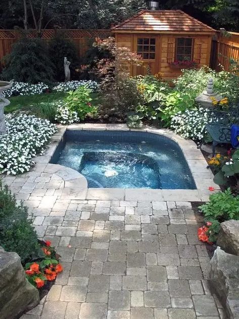 a lovely small outdoor space Inground Hot Tub, Small Inground Pool, Backyard Pool Design, Outdoor Hot Tub, Small Pool Design, Small Backyard Gardens, Small Pools, Backyard Pool Designs, Small Backyard Pools