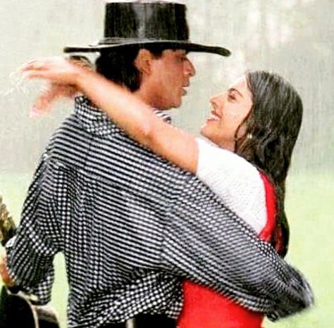 Kajol Dilwale, Dilwale Dulhania Le Jayenge, Shahrukh Khan And Kajol, Shah Rukh Khan Movies, Vintage Bollywood Aesthetic, 90s Bollywood Aesthetic, Lovers Images, Movie Dialogues, King Khan