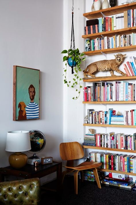 Floor to ceiling DIY bookshelves make use of a small workspace Small Workspace, Small Loft, Living Room Corner, Diy Ceiling, Room Corner, Casa Vintage, Bookshelves Diy, Home Libraries, Hus Inspiration