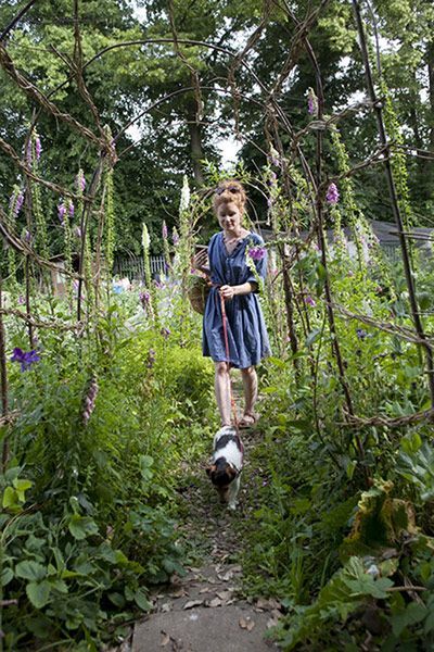 Credit: Sophia Evans Alys Fowler on her allotment. She edges paths with lawn daisies, which are excellent food plants for pollinators. If th... Alys Fowler, Butterfly Farm, Pallet Garden, Wildlife Gardening, Science Project, Urban Farming, Edible Garden, Kitchen Garden, Garden Styles