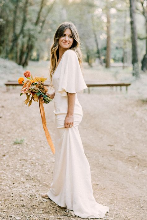 Beachy waves + a chic Sarah Seven wedding dress that we just can't get enough of | Image by Juliana Aragon Photography Honey Thistle, November Wedding Dress, November Wedding Dresses, Gold Inspo, Unique Fall Wedding, Retro Wedding Inspiration, Marrow Fine, 70s Wedding, Fall Wedding Color Schemes