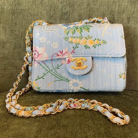 9,809 Likes, 27 Comments - SHE’S FAR OUT (@shesfarrout) on Instagram: “Chanel floral embroidered bag ✨ - #SHESFAROUT cr: @paigerubin” Pretty Bags, Embroidered Bag, Mode Inspo, Cute Bags, Coco Chanel, Floral Fabric, Chanel Bag, Classy Outfits, Vintage Designs