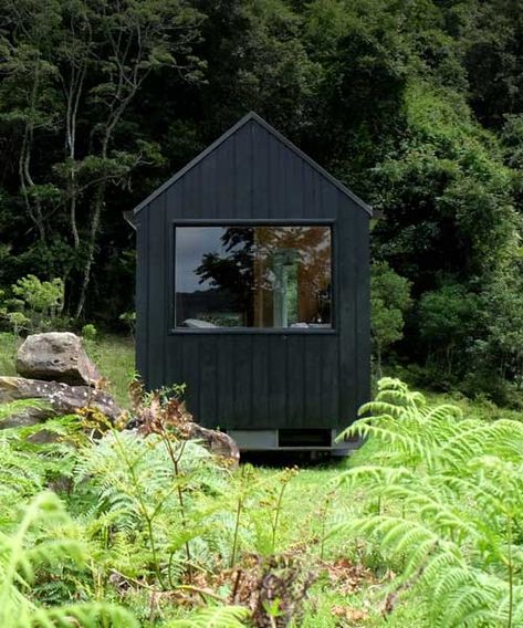 fresh prince designs tiny off-grid cabin for sustainable summer getaways Escape To The Country, Off Grid Tiny House, Eco Cabin, Cabin Getaway, Cabin Tiny House, Off Grid Cabin, Cozy Outdoor, Tiny Cabins, Fresh Prince