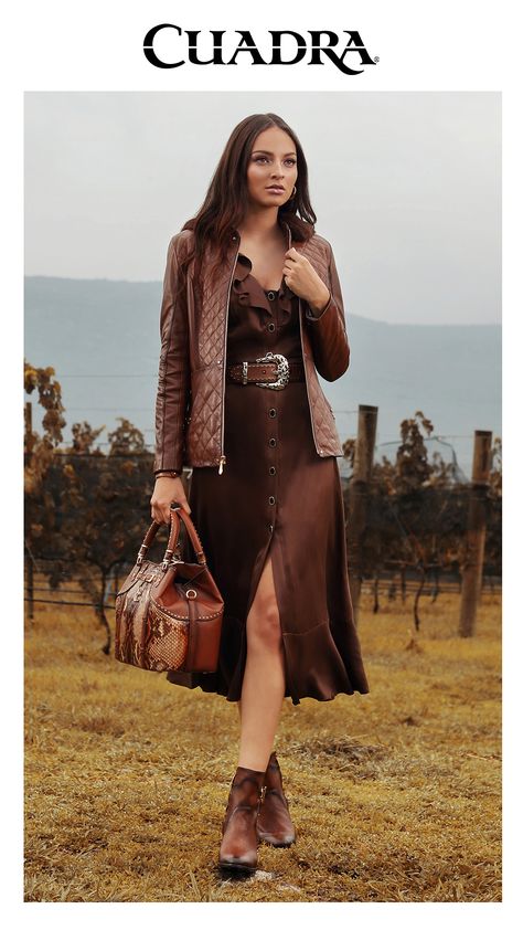 Otoño Invierno #botasdemujer #Bolsodemujer #Bolsademarca #chalecodemoda #chalecodepiel #moda2020 Telenovela Outfits, Cowboy Outfits For Women, Outfit Vaquero, Cowgirl Outfits For Women, Outfit Country, Cowgirl Style Outfits, Estilo Country, Cowboy Outfits, Vintage Inspired Outfits