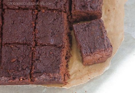 Gooey paleo brownies Star Desserts, Cheap Paleo, Stevia Desserts, Decadent Brownies, Coconut Flour Brownies, Chocolate Covered Katie, Brownie Recipes Healthy, Cookie Dough Brownies, Healthy Cookie Dough