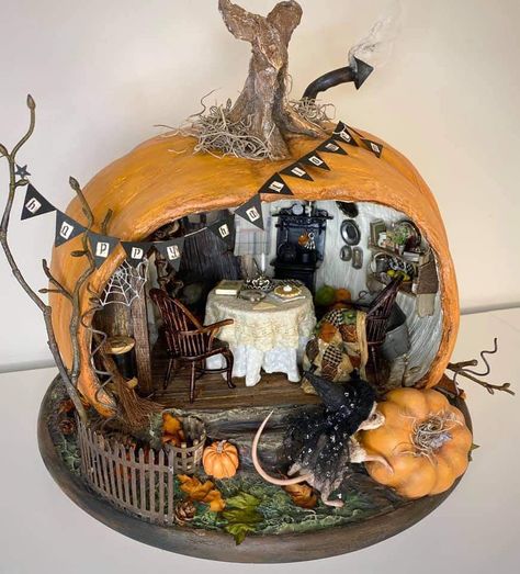 Holiday Dollhouse, Pumpkin Diorama, Pumpkin Fairy House, Pumpkin Fairy, Halloween Fairy Garden, Halloween Diorama, Faerie Garden, Spooky Ideas, Dollhouse Halloween