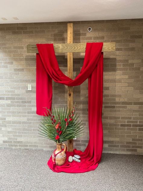 Easter Altar Decorations, Pentecost Craft, Lent Decorations For Church, Palm Sunday Decorations, Palm Sunday Crafts, Church Christmas Decorations, Church Altar Decorations, Easter Flower Arrangements, Altar Arrangement