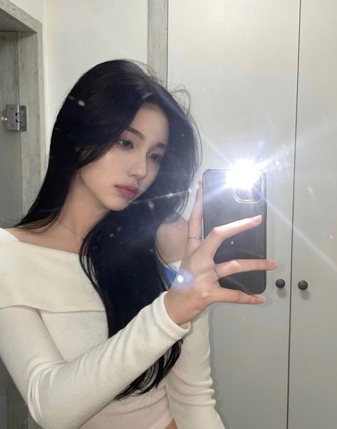 Korean Girl Face Claim, 90s Ootd, Foto Pin, Ulzzang Korea, Girls With Black Hair, Korean Ulzzang, Mirror Selfie Poses, 얼짱 소녀, Korean Aesthetic