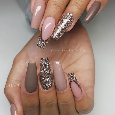 These gold glitter acrylic nails are great winter nails 2021 trends. These nails are great for Christmas and New Years. Winter Nail Design, New Years Nail Designs, Gold Glitter Nails, Winter Nails Acrylic, Nail Design Ideas, Christmas Nails Acrylic, Coffin Nails Long, Winter Nail Designs, Winter Nail