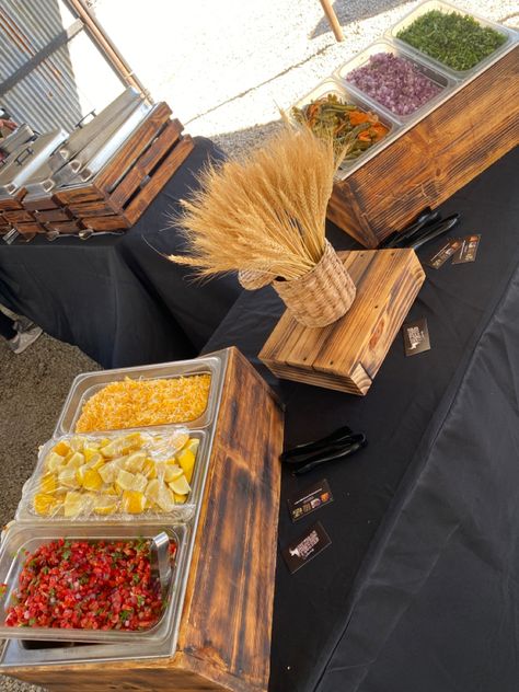 Chafing Dish Display Buffet Tables, Wedding Food Stations Buffet Bbq, Outdoor Catering Display, Rustic Taco Bar, Rustic Catering Display, Meat Station Wedding, Chaffing Dishes Buffet Food Stations, Catering Set Up Ideas Display, Burger Bar Wedding Food Stations