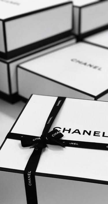 Chanel Boutique Coco Chanel Bags, Luxury Paper Bag, Love You To Pieces, Chanel Boutique, Romantic Paris, Nursery Room Design, Best Quotes From Books, Shop Till You Drop, Black And White Aesthetic