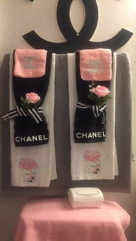 Decorative Towels Bathroom, Chanel Inspired Room, Bathroom Towels Display, Towel Decoration, Pink And Black Bathroom, Lavender Bathroom, Towel Folding, Beautiful Bathroom Decor, Bathroom Accessories Design