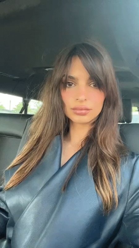 Brunette Fringe, Color Castaño, Parted Bangs, Vogue France, Side Swept Bangs, Haircuts Straight Hair, Long Hair With Bangs, Emily Ratajkowski, Good Hair Day