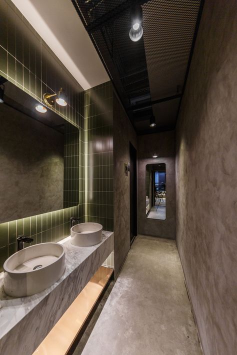 Wc Design Restaurant, Industrial Office Bathroom, Small Restaurant Bathroom Ideas, Retail Bathroom Design, Industrial Commercial Bathroom, Restaurant Toilet Design, Public Toilet Interior, Industrial Restroom, Commercial Restroom Design