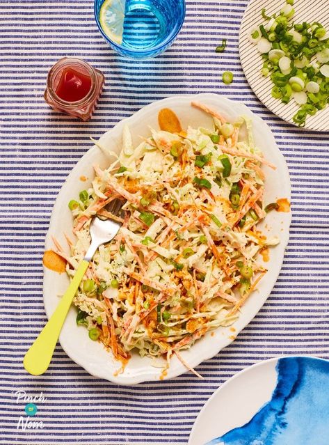 Some simple swaps, blue cheese and a hot sauce kick create this delicious Buffalo Coleslaw. Perfect for calorie counting or Weight Watchers! Christmas Slaw, Perfect Salad Recipe, Fancy Salads, Turkey Sliders, Bbq Turkey, Pinch Of Nom, Side Dish Recipes Easy, Summer Eating, Coleslaw Recipe