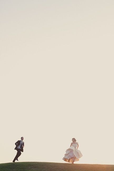 Cuteness Bride And Groom Running, Space Portrait, Silhouette Sunset, Beautiful Wedding Photos, Photo Couple, Wedding Photo Inspiration, Wedding Shots, Wedding Photography Inspiration, 인물 사진