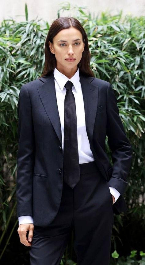 Tie For Woman Outfit, Women Shirt And Tie, Tie For Women Outfits, Women Suit And Tie, Masc Outfits For Women, Women With Ties, Women In Ties, Black Skirt Suit, Women Necktie