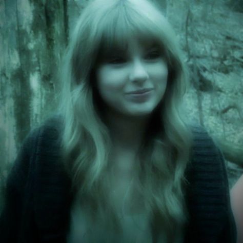 Dark Green Taylor Swift, Bella Swan Aesthetic, Solo Pfp, Taylor Swift Fotos, Taylor Swift Aesthetic, Pop Girlies, Dark Fairycore, Random Aesthetics, Dark Green Aesthetic