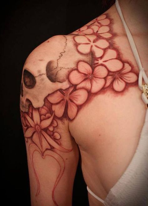 Skull/Flower tattoo; The placement of this skull tattoo is beyond awesome. Girl Shoulder Tattoos, Cool Shoulder Tattoos, Quarter Sleeve Tattoos, Skull Sleeve Tattoos, Mens Shoulder Tattoo, Red Ink Tattoos, Geniale Tattoos, Shoulder Tattoos For Women, Tattoo Girls