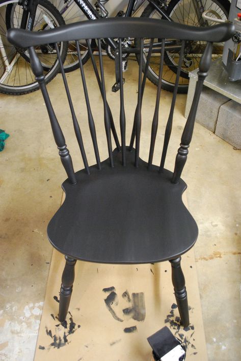 how to paint windsor chairs black – delight Painted Chairs Diy, Painting Kitchen Chairs, Painted Chairs Dining Room, Black Kitchen Chairs, Refinished Chairs, Painted Wooden Chairs, Painted Wood Chairs, Chalk Paint Chairs, Colonial Chair