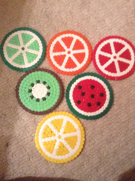 Fuse Bead Patterns Small Circle, Circular Perler Bead Patterns, Citrus Coasters, Plastic Beads Melted, Hama Beads Coasters, Bead Coasters, Mini Hama Beads, Hama Art, Hamma Beads Ideas