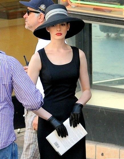 A very classy Anne Hathaway playing Catwoman on the set of “The Dark Knight Rises” Kentucky Derby Women, Kentucky Derby Fashion, Kentucky Derby Style, Derby Fashion, Derby Outfits, Dark Knight Rises, Pretty Hats, Fashion Outfit Ideas, Elegant Hats