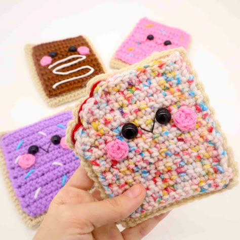 Toaster Pastry, Easy Crochet Animals, Confection Au Crochet, Crochet Animals Free Patterns, Crochet Design Pattern, Crochet Food, Beginner Crochet Projects, Crochet Amigurumi Free, Crochet Simple