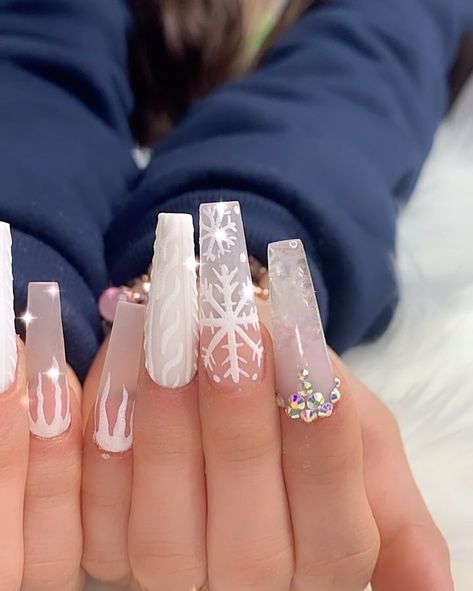 Winter Nails Trends, Nail Designs Ombre, Sweater Nail Art, Christmas Nails Ideas, Nail Noel, January Nail Designs, Art Sweater, Snowflake Nail Art, Pointy Nails