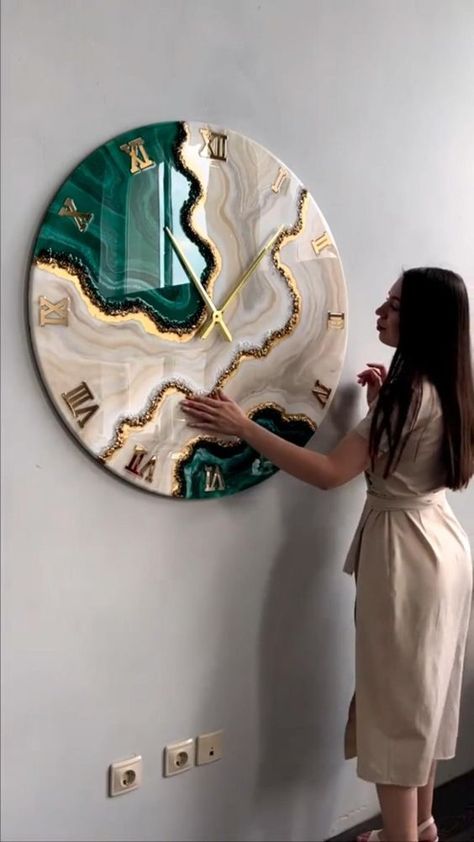 There's no denying that resin wall clocks are a popular choice for homeowners. Their beautiful designs and striking colors are sure to add a touch of class to any room. Diy Resin Wall Art, Resin Art Canvas, Seni Resin, Resin And Wood Diy, Amazing Resin, Resin Crafts Tutorial, Creation Art, Resin Art Painting, Resin Wall Art