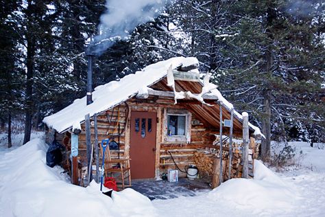 Reminds me of Alaskan hunting camp, Hunters Cabin, Bushcraft Shelter, Viking House, Ecological House, Little Cabin In The Woods, Cabin In The Mountains, Cabin Tiny House, Family Cabin, Hunting Cabin