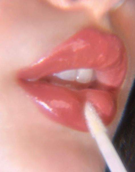 lipgloss applying lips sexy photo trend inspo 2022 cassie howard euphoria sydney sweeney aesthetic Sydney + Core + Aesthetic, Sydney Sweeney Aesthetic, Cassie Howard Euphoria, Cassie Howard, Lips Photo, Sydney Sweeney, Angel Aesthetic, + Core + Aesthetic, Character Aesthetic