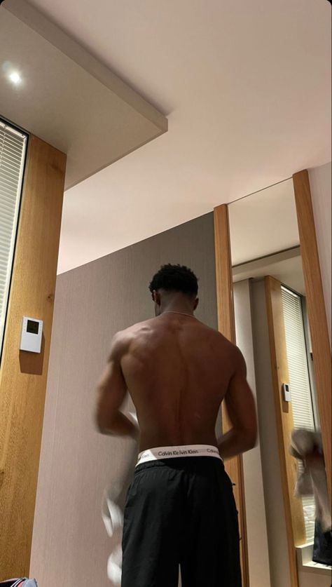 Black Boy Aesthetic Faceless, Tall Men Aesthetic, Muscular Man Aesthetic, Men Back, Gym Boy, Black Boyfriend, Dark Skin Men, Men's Muscle, Aesthetic Guys