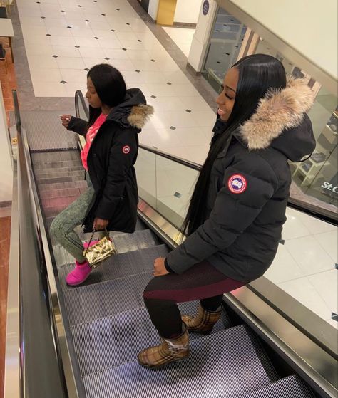 Canadian Goose Jacket Women, Moncler Jacket Women Outfit, Canada Goose Women Outfits, Canada Goose Outfit, Vest Women Outfit, Winter Inspo Outfits, Moncler Jacket Women, Parka Outfit, Canada Goose Women