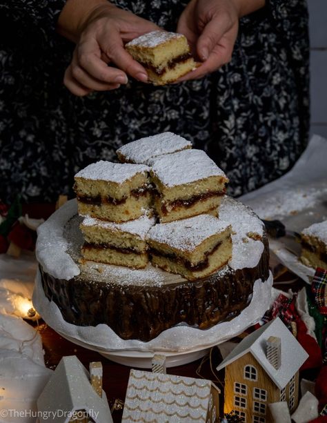 Panetela de Guayaba or Guava Panetela is a Puerto Rican sponge cake filled with guava paste, dusted with powdered sugar, and cut into cake bar Puerto Rican Recipe, Guava Desserts, Guava Cake, Guava Recipes, Guava Paste, Sponge Cake Filling, Cake Bar, Puerto Rico Food, Coconut Pudding