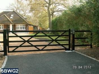 Metal Farm Gates Entrance Driveways, Gate For Driveway Entrance, Farmhouse Driveway Gates, Metal Driveway Gates Design, Gate Entrance Landscaping Ideas, Metal Gate Ideas, Metal Entrance Gates, Driveway Gates Metal, Farm Fence Gate