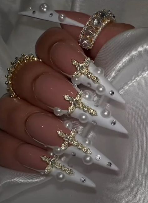 Black And Pearl Nails Design, Pearl Nails Black Women, Pearl Junk Nails, White Gold Silver Nails, Nails With Pearls And Diamonds, Nails With A Lot Of Charms, Pearl Pedicure, Pearl Photoshoot Ideas, Pearl Nails Acrylic